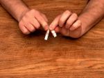Kocsma tr�kk�k - 34. r�sz, Cigaretta hajl�t�s - P�nzbe teker�s m�dszer pillanatk�p